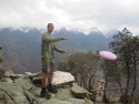 Tossing a disc at the highest point of the tiger leaping gorge trek